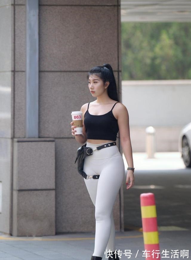 穿搭 “腰细胯宽”要会选择衣服,打底裤可以修饰体型,减龄还有活力!