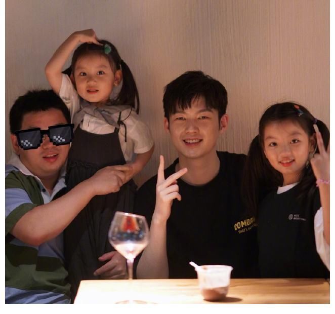 还记得《爸爸去哪儿》的阿拉蕾吗？董力晒出合照，模样变这样了