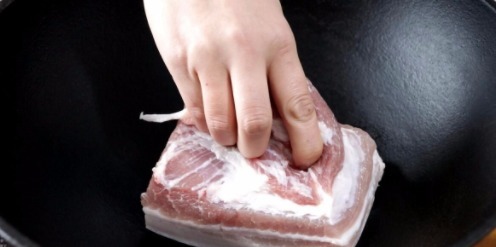  这样烧红烧肉好吃，小火慢炖是窍门，吃起来肥而不腻，入口即化