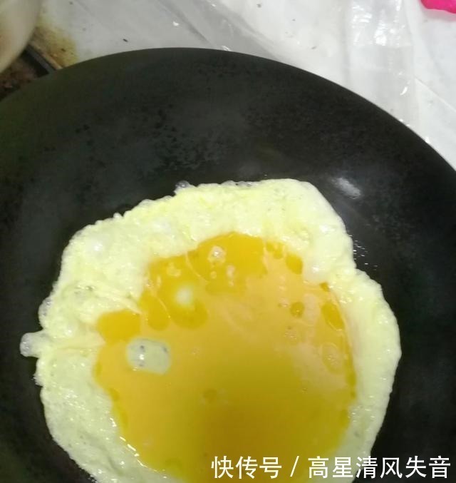 鸡蛋这种做法,全家人都争先恐后地吃,特别好吃,怎么吃也不腻