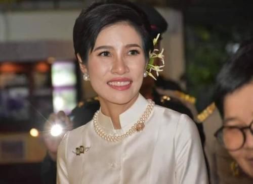 泰国贵妃娘娘好威风!下台阶都有宫女搀扶,比苏提达王后会享受