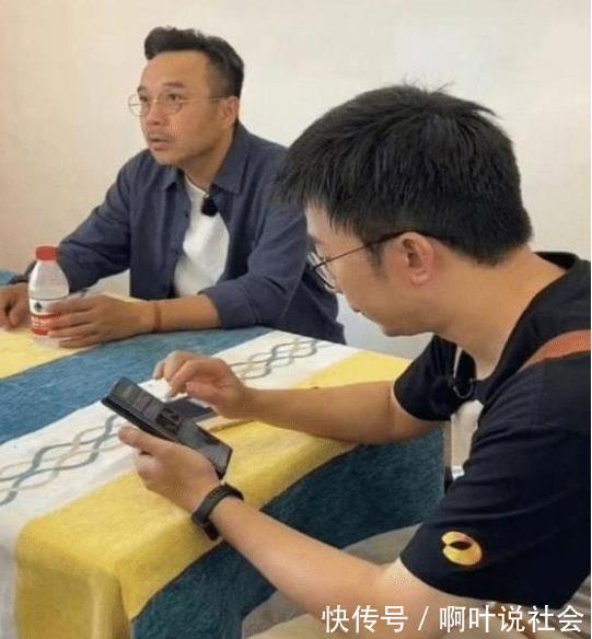 47歲汪涵在農(nóng)村開小賣部,鬢角發(fā)白肚腩突出,好友蔡國慶來捧場