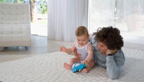 宝爸哄娃自己被哄睡,娃睡床头柜,空调开到17度,宝妈不淡定了