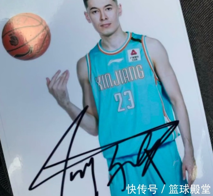 杜锋|男篮登机图!全员送签名,大韩打人,徐杰近照流出,杜锋行李最多