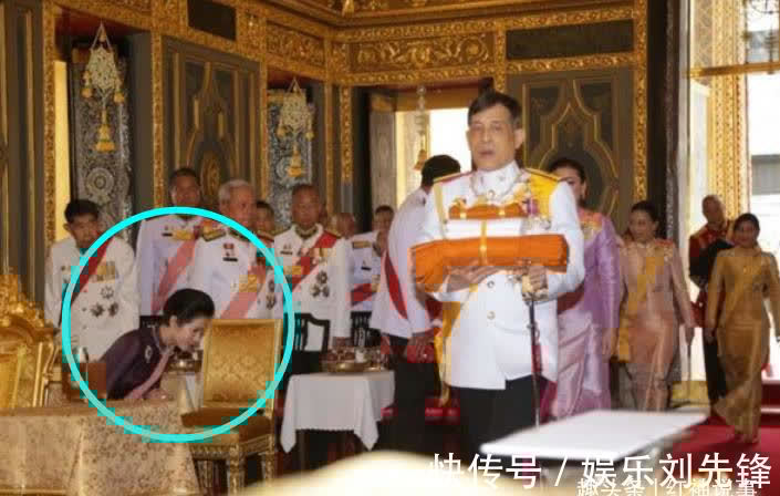 诗妮娜贵妃#诗妮娜仪容仪态减分,行屈膝礼时似“鹌鹑”,不如王后端庄大气