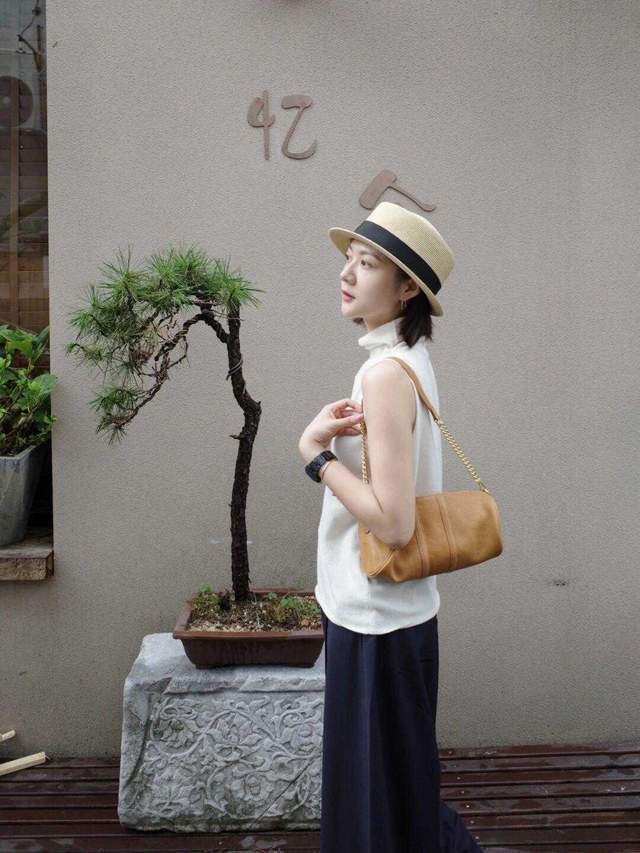 穿搭|秋季怎么穿舒适又洋气？白色卫衣搭配牛仔裤简约大气，减龄时髦