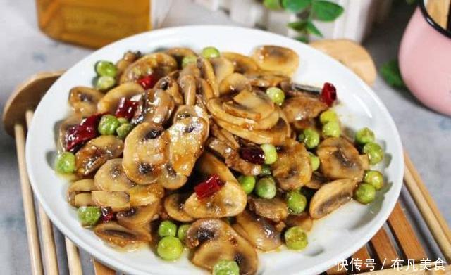 简单家常菜:清炒茭白,口蘑豌豆米,凉拌爽脆木耳,煎焖五花肉