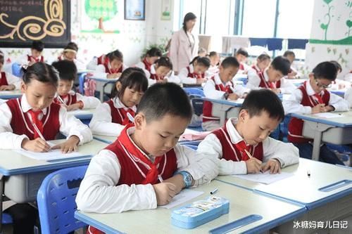 草稿纸|小学生“草稿纸”走红，考试被当成“试卷”上交，网友：完全相反