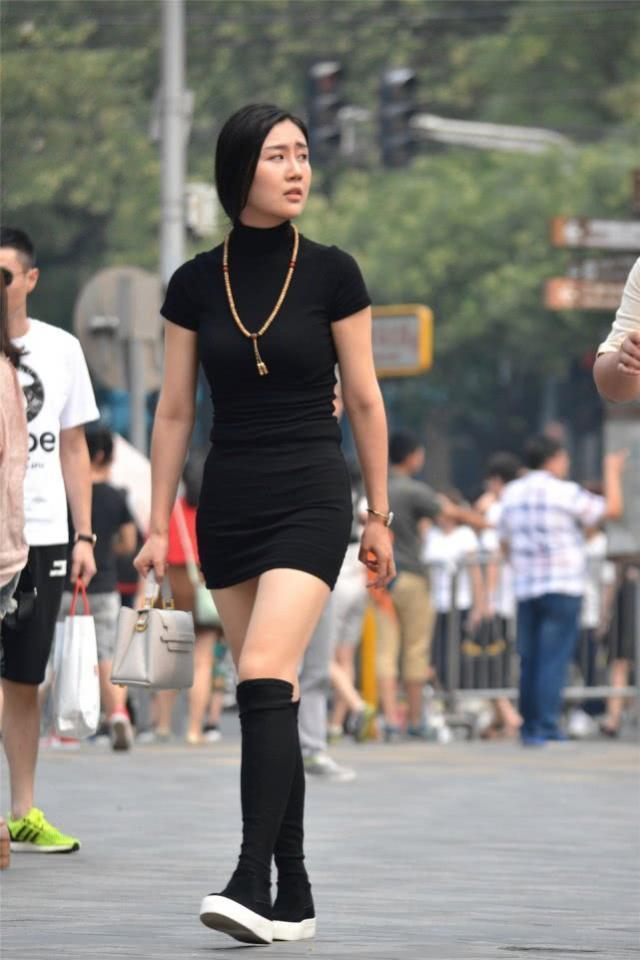 小姐姐|街拍:风姿绰约的小姐姐,深灰色的上衣配牛仔短裤,魅力十足