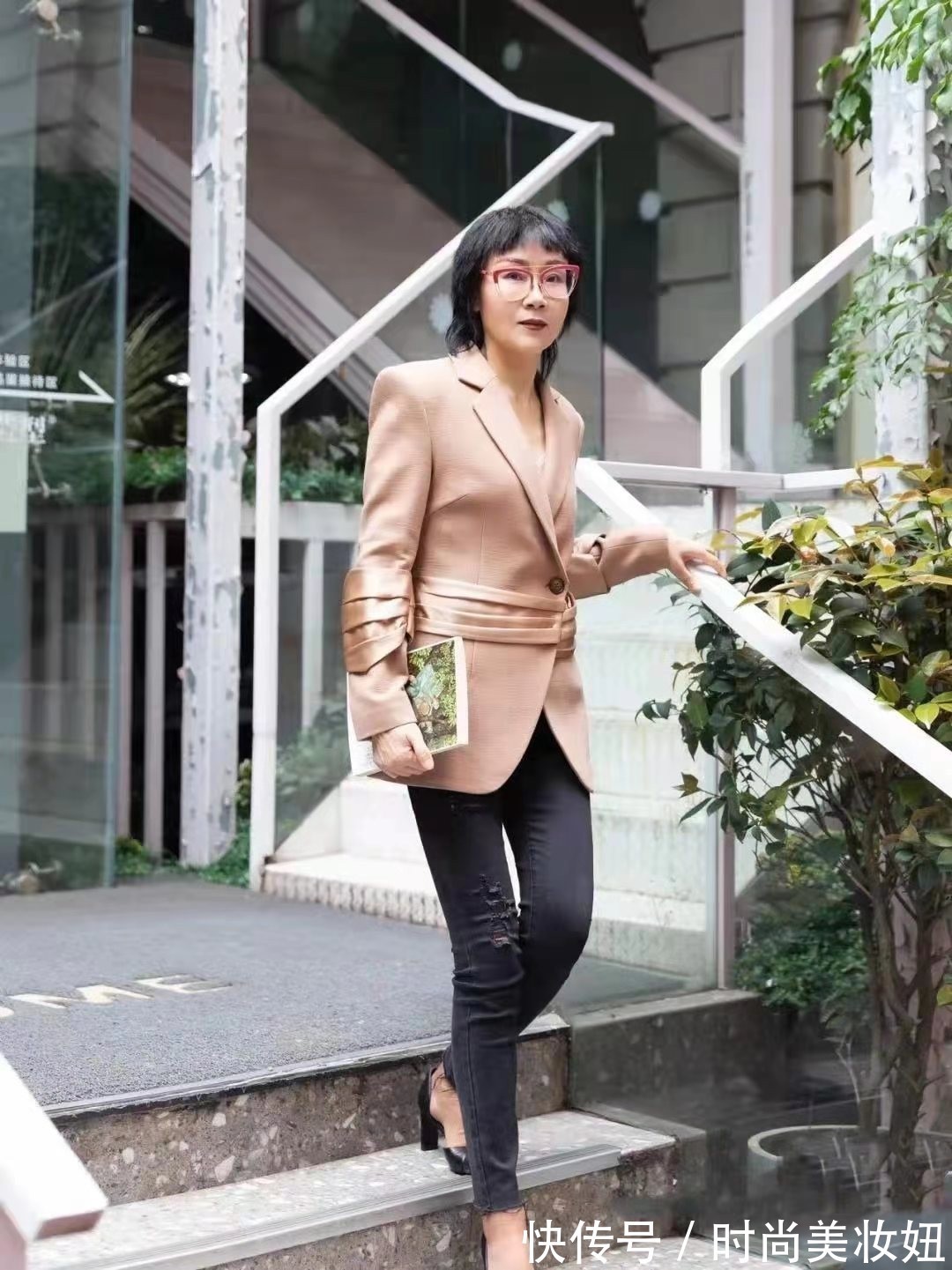 丝巾|这才是大龄女性该有的穿搭,学57岁设计师的搭配,简洁高级又减龄