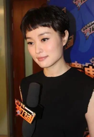 书法作品$她是《扫黑风暴》中的贺芸,其楷书颜筋欧韵,行书沉静沉着有宋意