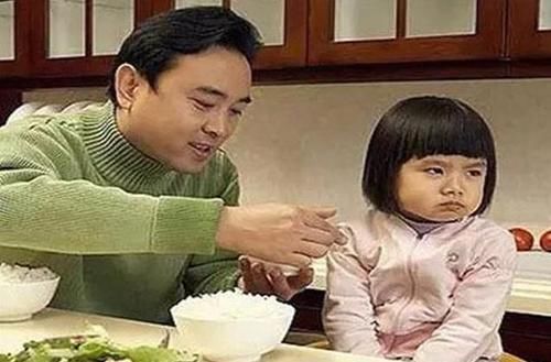 幼儿园|女儿上幼儿园后一回家就喊饿，看到辞职老师晒午餐，宝妈不淡定了