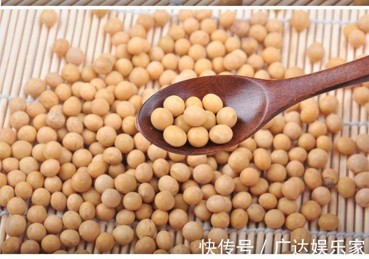 黄豆|教你个黄豆的新吃法，水里泡一泡，2年都不坏，比吃肉还香