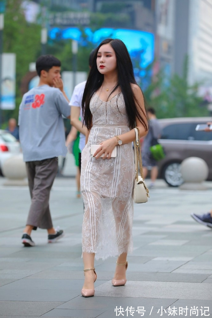 吊带裙|街拍: 小姐姐白色蕾丝吊带裙穿搭, 温柔又气质, 越看越喜欢!