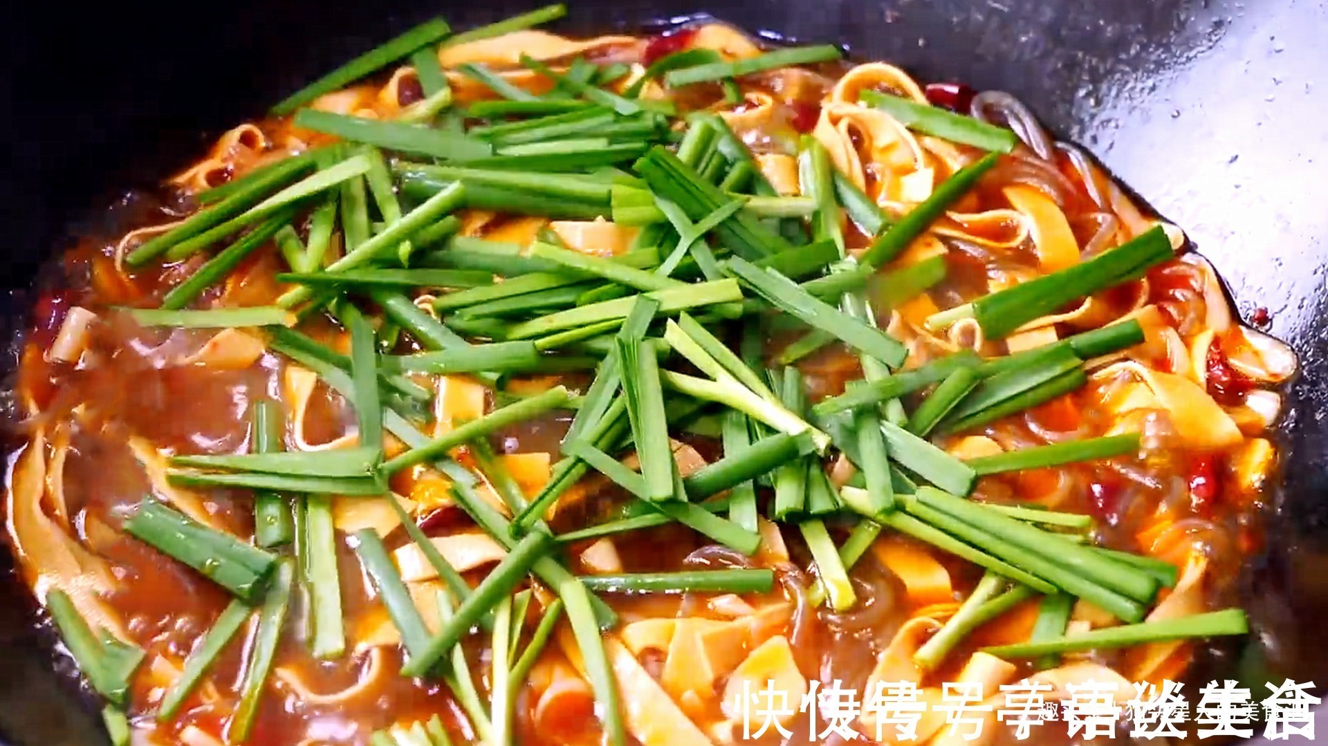 凉拌菜|2张豆腐皮,1把粉条,入锅加水一煮,鲜香味美,出锅连汤汁都不剩