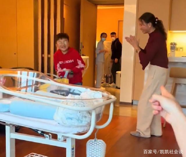 双胞胎|安徽一男孩第一次见刚出生的双胞胎妹妹,拿出来的礼物让网友意外