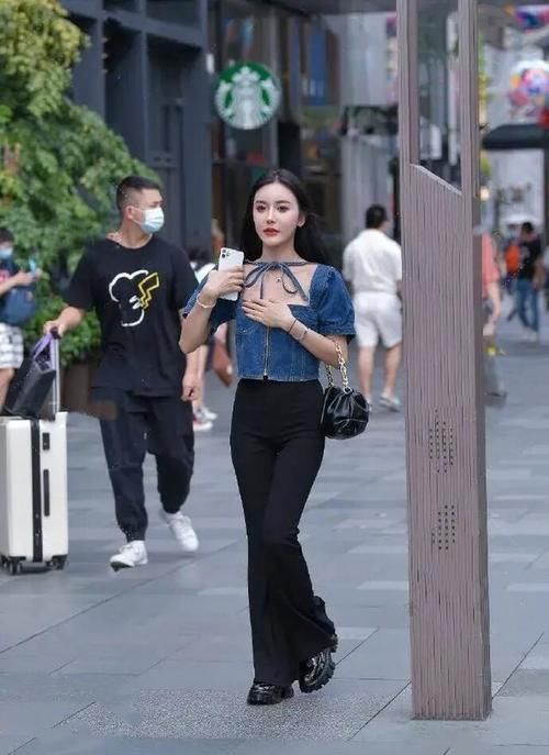 小姐姐 牛仔裤搭配简单的上衣，就能轻松，打造纤细双腿