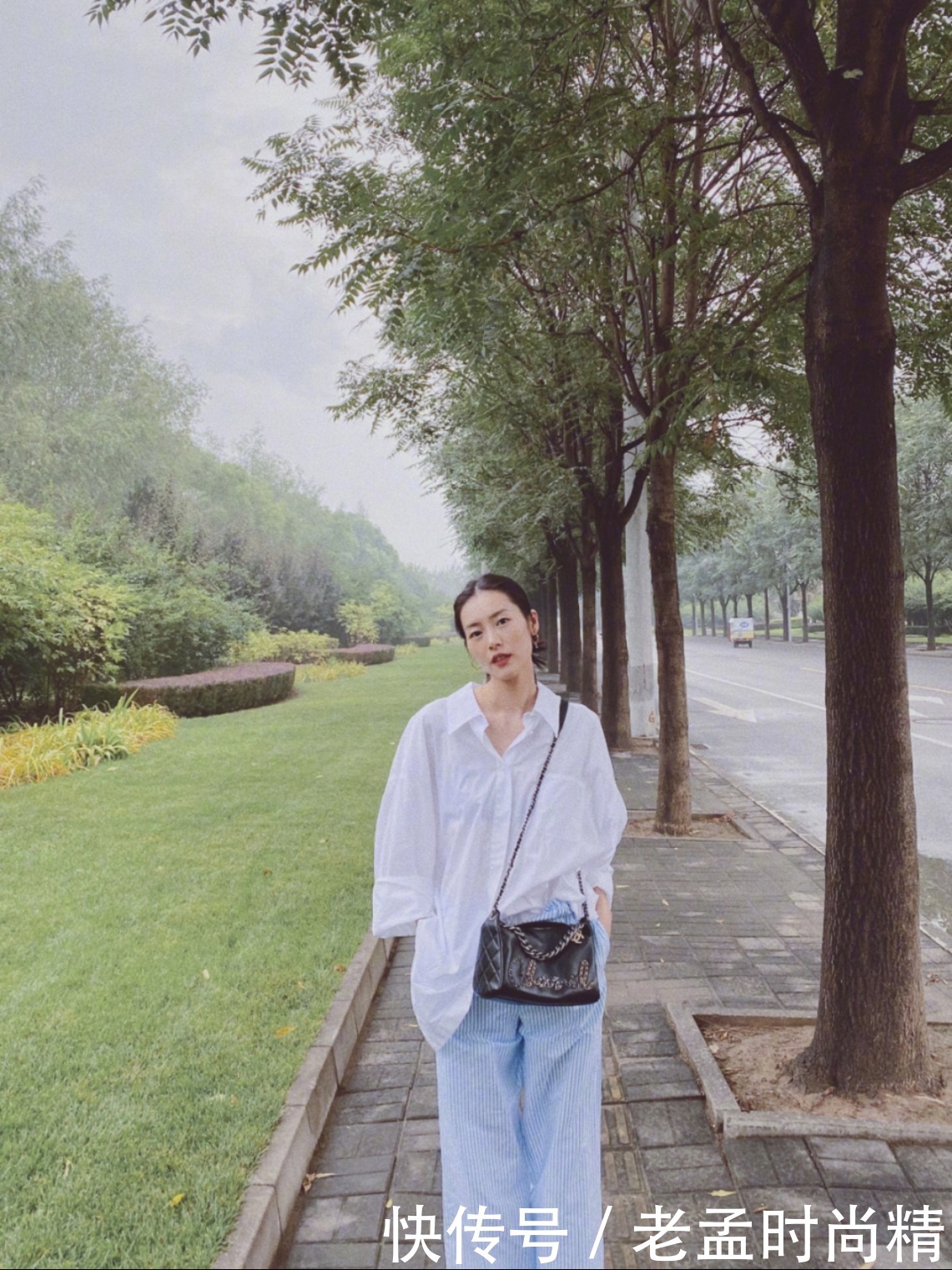 刘雯的早春衬衫穿搭好清新！四种衬衫的搭配方式，简约时尚显气质