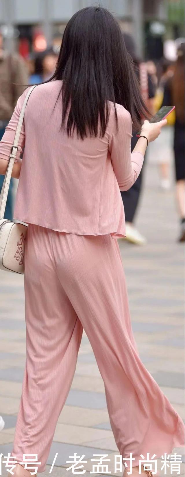街拍:浅粉色阔腿裤,不仅能凸显小姐姐的温柔气质,还不挑身材,好驾驭
