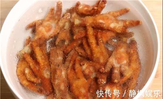 虎皮鸡爪还是这样做好吃,大厨教你秘制做法,软糯入味,色泽诱人
