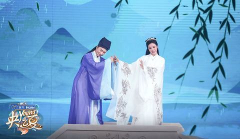 李思思|央视公演连登热搜：康辉扮演许仙，撒贝宁登台抢走主持人风头