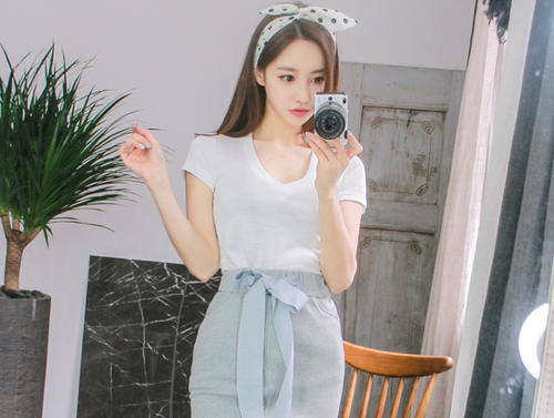  气质|美女穿搭：小姐姐爱穿苗条好看的紧身裙，彰显女性好身姿！