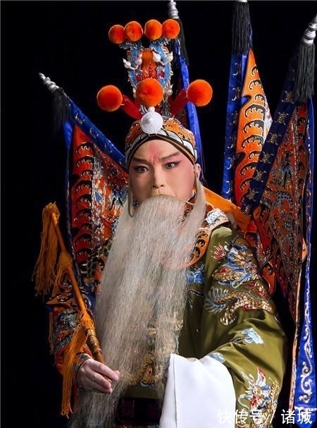 谭富英！有人说京剧谭派起于谭家，止于谭家，确实提谭派想起谭家人是失败