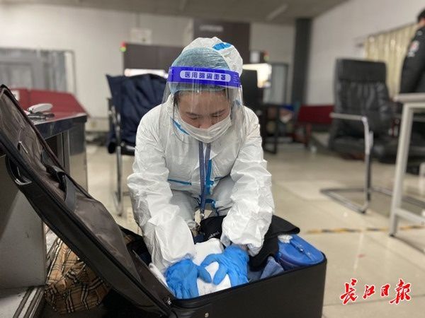 王谦|行李开检员伍湘兰：一天开启100多件行李查违禁品