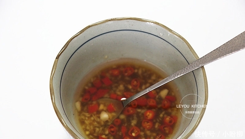 生吃莴笋,比炒着吃口感更脆,做法简单,几步就可以上桌