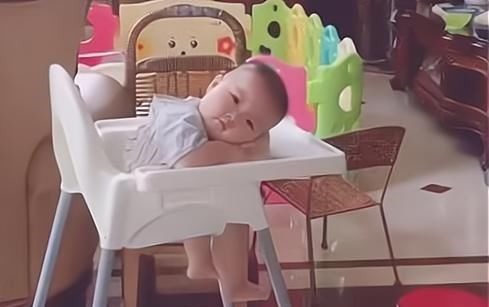 宝宝|喂完娃妈妈抢时间吃饭,回头看到宝宝的眼神,宝妈:再累也值得