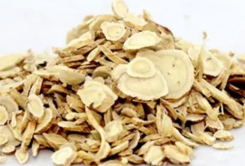 脾胃|黄芪泡水防病又保健，搭配“良配”一起喝更好