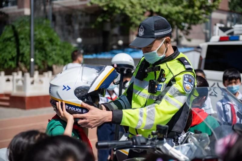 芳草地|“童年不同样 安全都一样”首都交警走进芳草地国际学校庆六一、讲安全