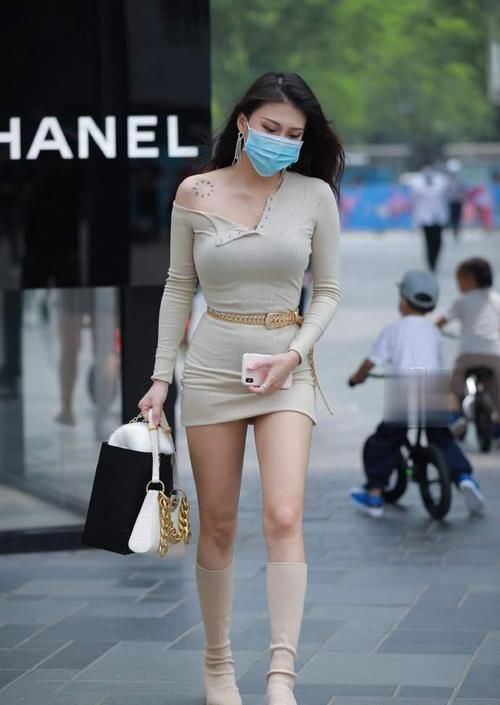 姑娘量身订做上衣,展现的纹身,像是被人“咬”了一口