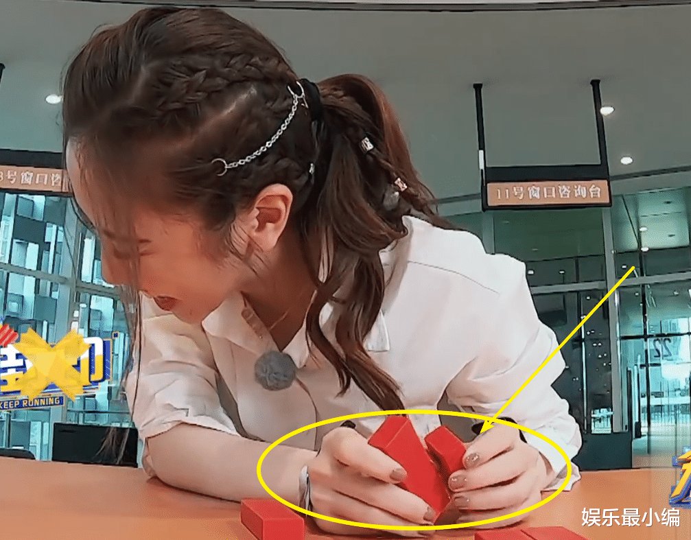 好笑吗?《奔跑吧》玩电击游戏,邓紫棋被电到手抽筋,口水都出来了