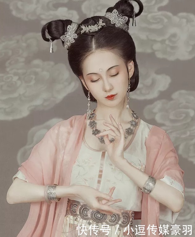 诸侯|褒姒为何不爱笑?使得周幽王“烽火戏诸侯”,最终造成悲剧。