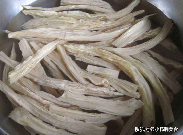 泡腐竹时,不要直接加水泡,教你正确做法,腐竹泡得快有韧性