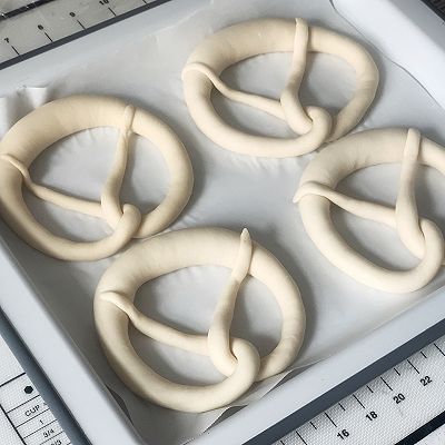 黄油|【减肥期看过来】低糖低脂碱水面包