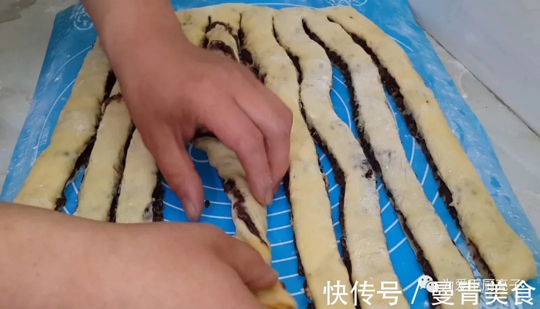 红豆面包|家常红豆面包做法,两勺卷一卷,松软香甜又解馋,学会都能开店了