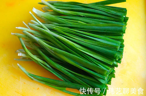 韭菜|冬天的韭菜，鸡蛋靠边站，和这菜炒，实惠又鲜香美味，快学做起来