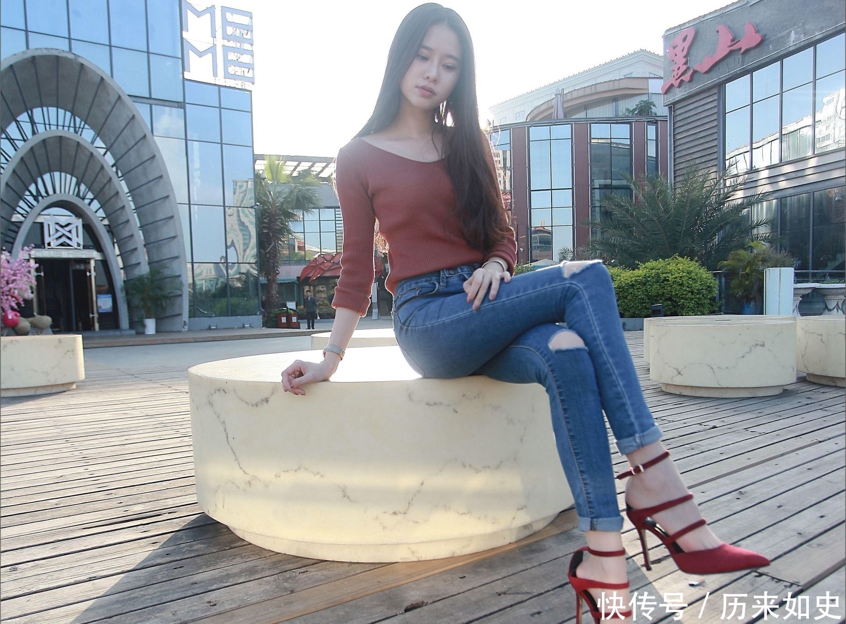 小姐姐|紧身牛仔裤:小姐姐,肤白貌美,打扮出简洁利落的穿衣风格!