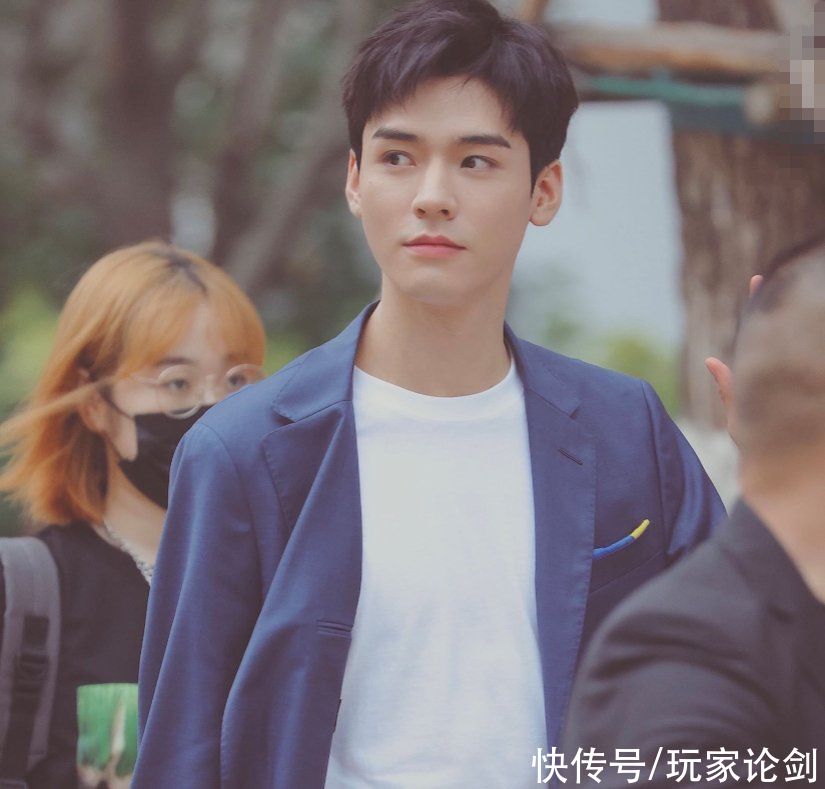 丁真|《中餐廳5》路透，全員穿復(fù)古風(fēng)服裝，這個飛行嘉賓來頭可不小