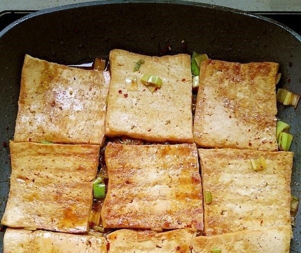 煎豆腐时,千万不要直接下锅!有这1步,豆腐不散不粘锅,特香!