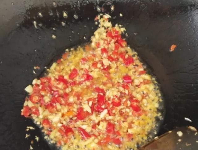 鱼头这样做最好吃,鲜美无腥味,不仅闻着香,吃起来也让人很馋