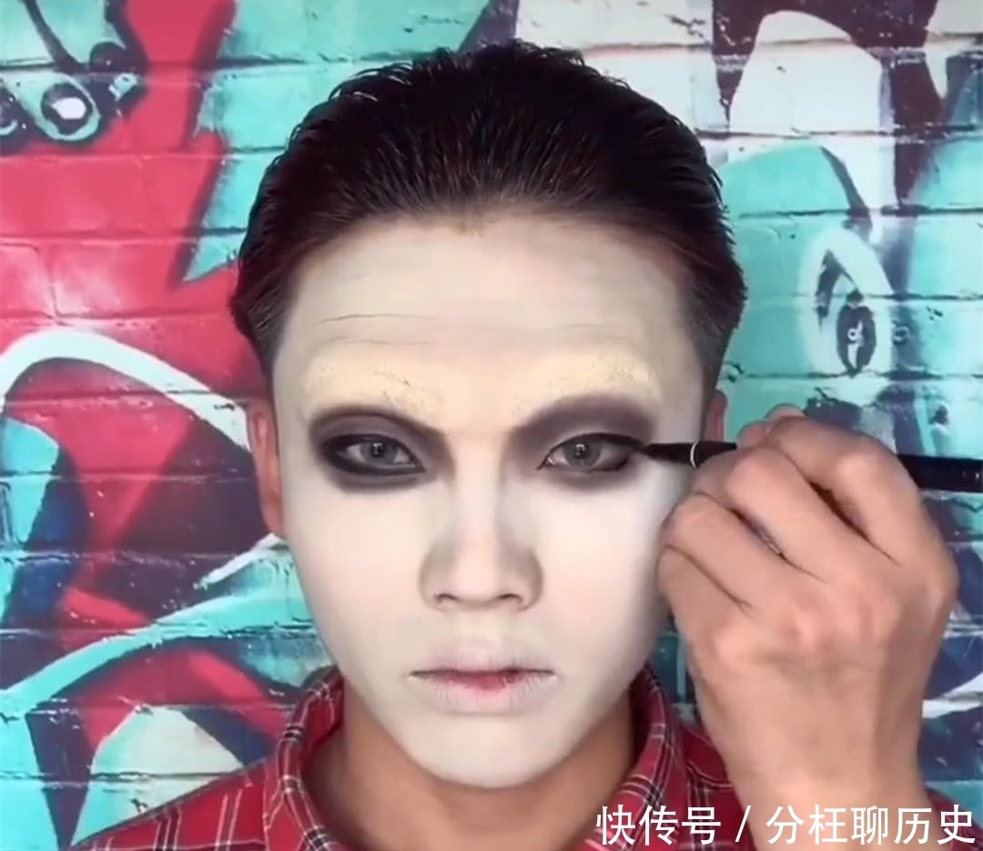 美妆博主有多厉害？小哥仿妆“小丑”，看到成品：墙都不服就服你