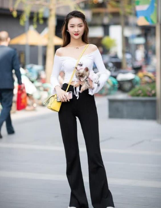 街拍:雪肤花貌的美女,身穿吊带连衣裙,时尚达人气质十足