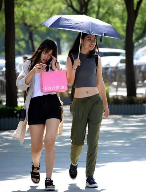 魅力|街拍:长相俊美气质优雅的小姐姐,秀发也非常有魅力