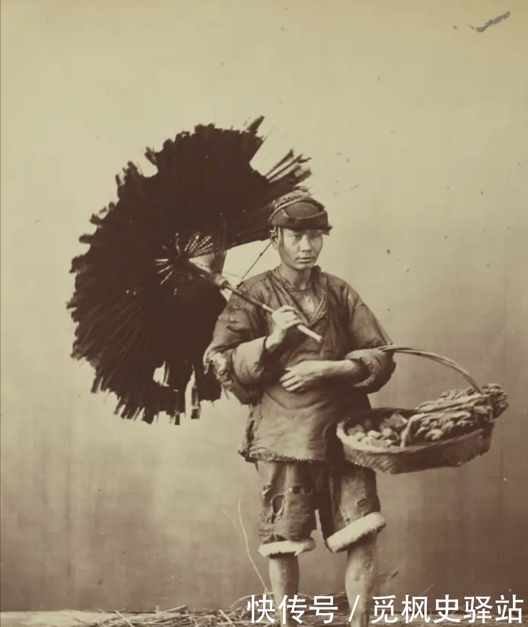 慈禧|清末老照片，戍边女眷练习射击有模有样，慈禧带爱犬在乐寿堂摆驾