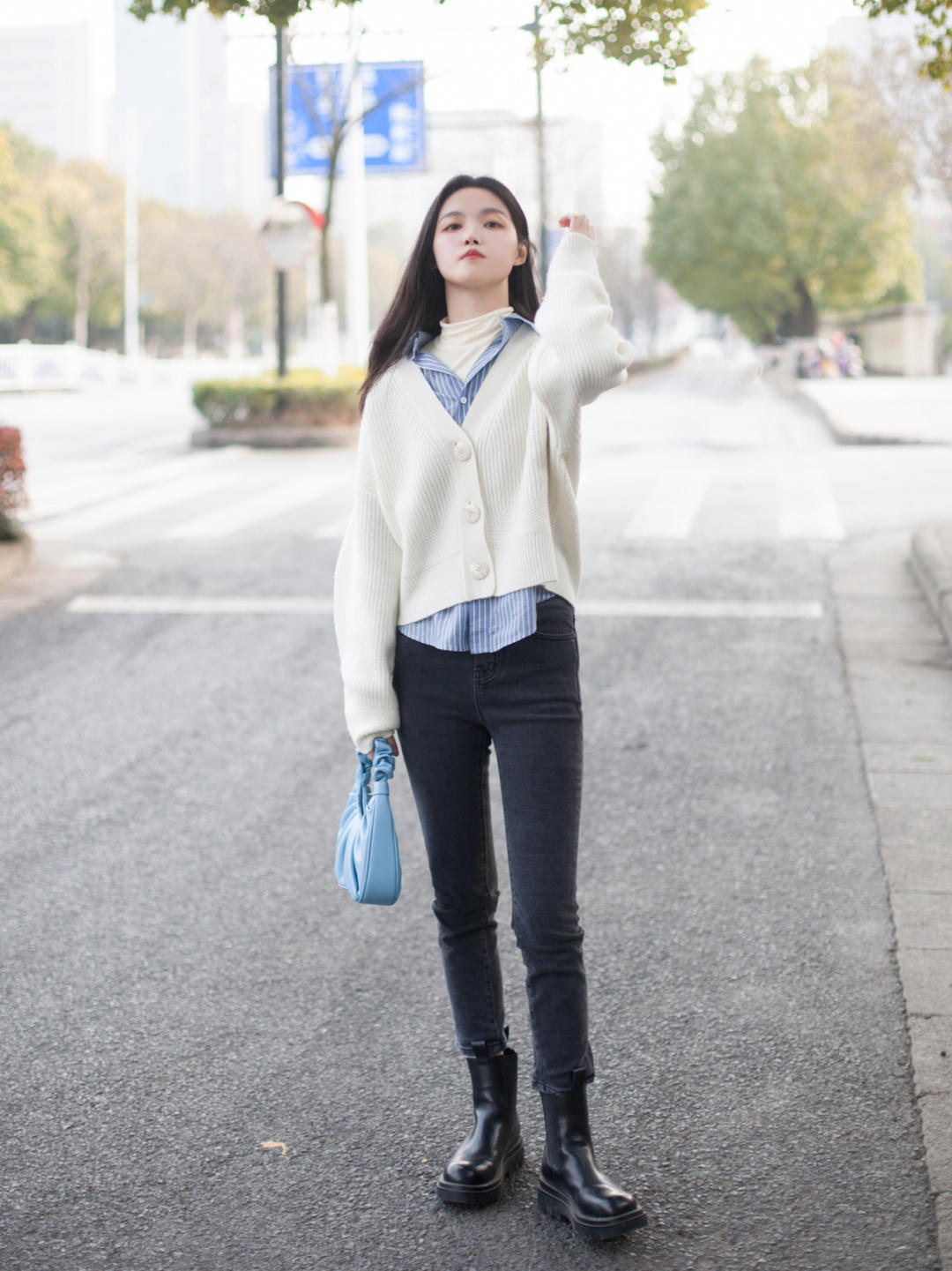 气质|女人少穿“大妈裤”,来看看4个实用九分裤搭配,演绎气质美