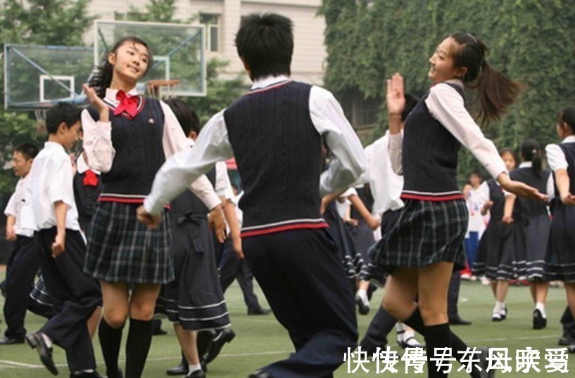 孩子|儿子受伤住院,6名女同学主动来探望,妈妈在一旁捂嘴偷笑