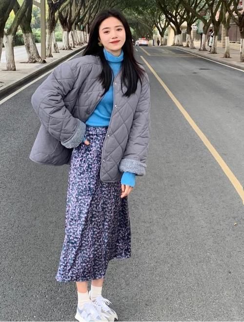 同色系的单品叠穿，不仅不容易出错，而且视觉上很有层次感！